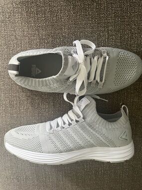 Peak Women’s size 8 Lightweight Knit Sneakers in Light Gray